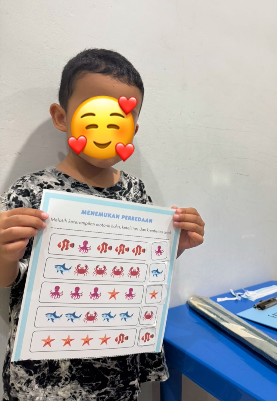 Anak sedang mengerjakan worksheet